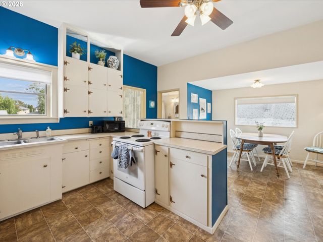555 Se CEDAR St, Hillsboro, OR 97123