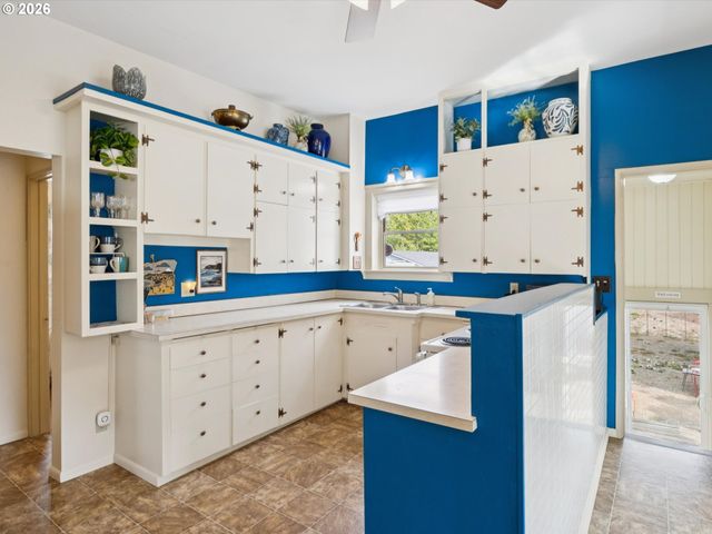 555 Se CEDAR St, Hillsboro, OR 97123