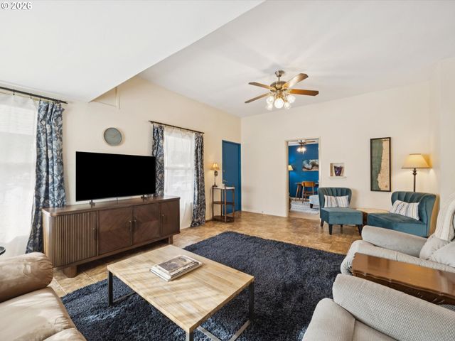 555 Se CEDAR St, Hillsboro, OR 97123