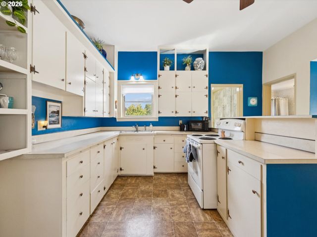 555 Se CEDAR St, Hillsboro, OR 97123