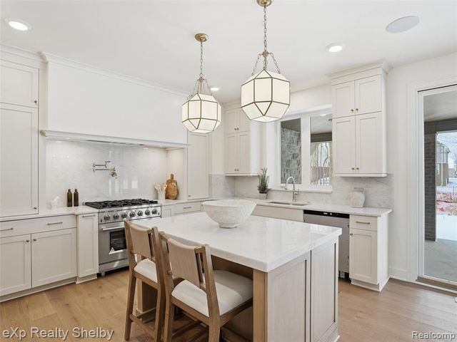 1055 E Avon Road, Rochester Hills, MI 48307