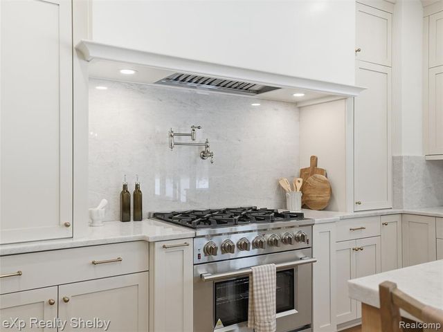 1055 E Avon Road, Rochester Hills, MI 48307