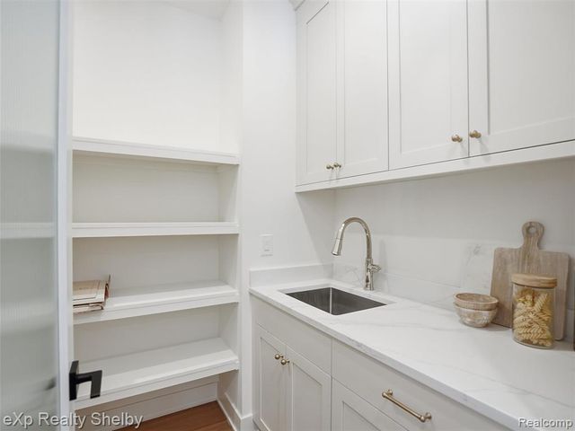 1055 E Avon Road, Rochester Hills, MI 48307