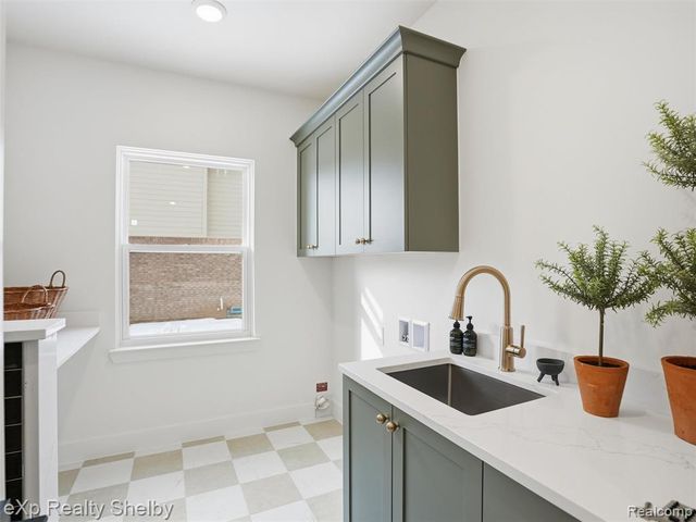 1055 E Avon Road, Rochester Hills, MI 48307