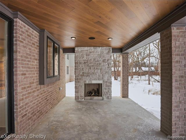 1055 E Avon Road, Rochester Hills, MI 48307