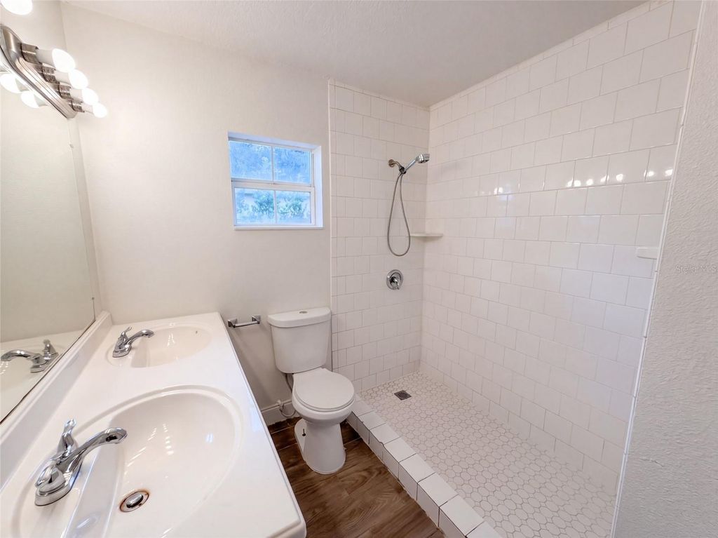 Image 10 of property listing at 2406 E CURTIS STREET, Tampa, FL 33610