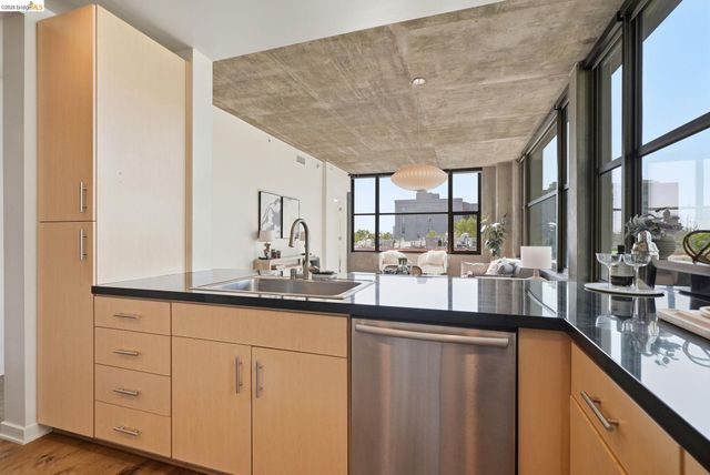 311 2nd St 516, Oakland, CA 94607