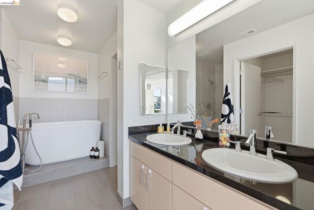 311 2nd St 516, Oakland, CA 94607