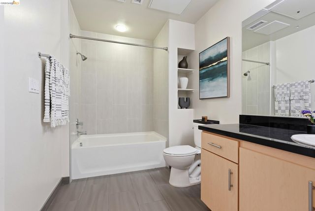 311 2nd St 516, Oakland, CA 94607