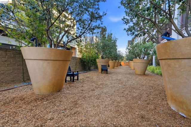 311 2nd St 516, Oakland, CA 94607