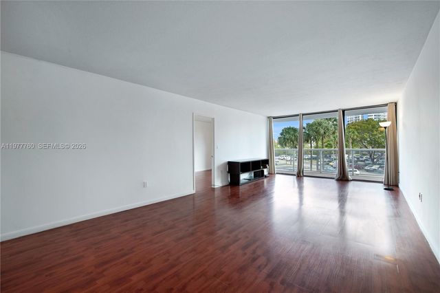 3731 N Country Club Dr 229, Aventura, FL 33180