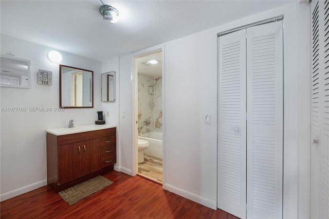 3731 N Country Club Dr 229, Aventura, FL 33180