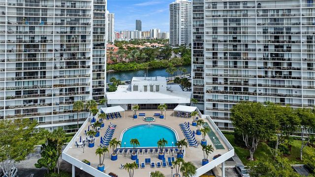 3731 N Country Club Dr 229, Aventura, FL 33180