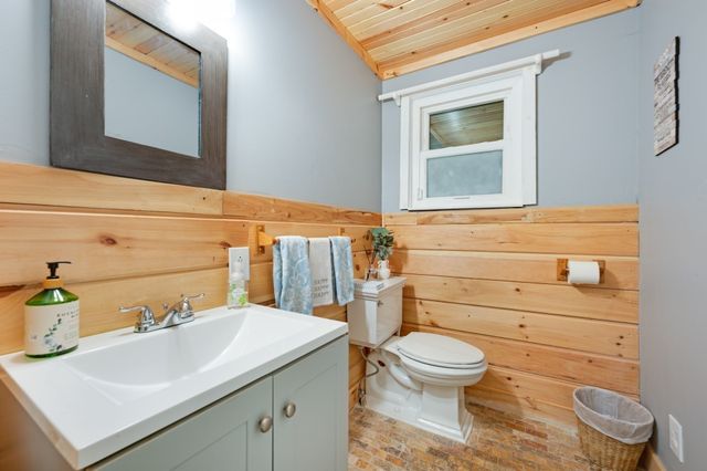 7 Lawndale Ave, Saugus, MA 01906