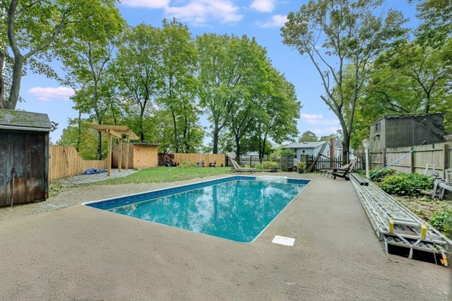 7 Lawndale Ave, Saugus, MA 01906