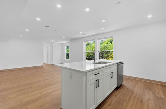 26 Union St 305, Natick, MA 01760