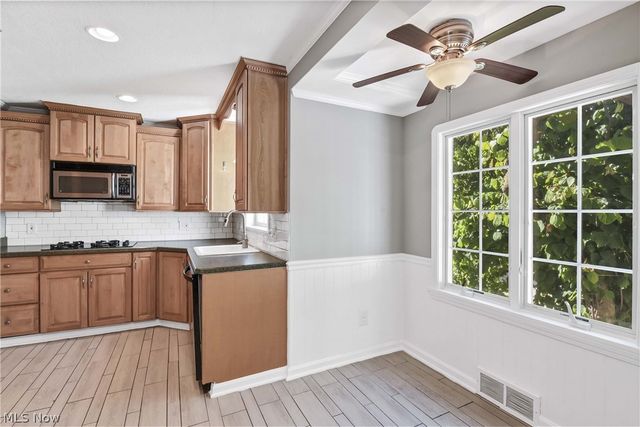 28302 W Oviatt Road, Bay Village, OH 44140