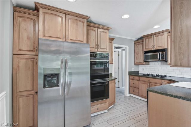 28302 W Oviatt Road, Bay Village, OH 44140