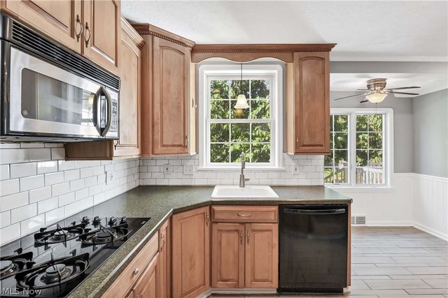 28302 W Oviatt Road, Bay Village, OH 44140