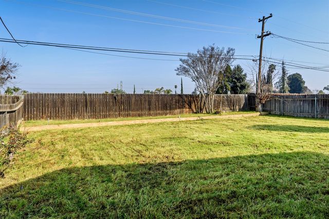 2424 W Holland Avenue, Fresno, CA 93705