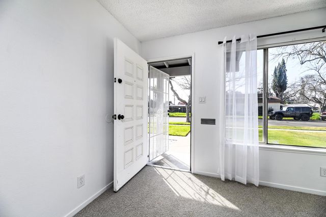 2424 W Holland Avenue, Fresno, CA 93705