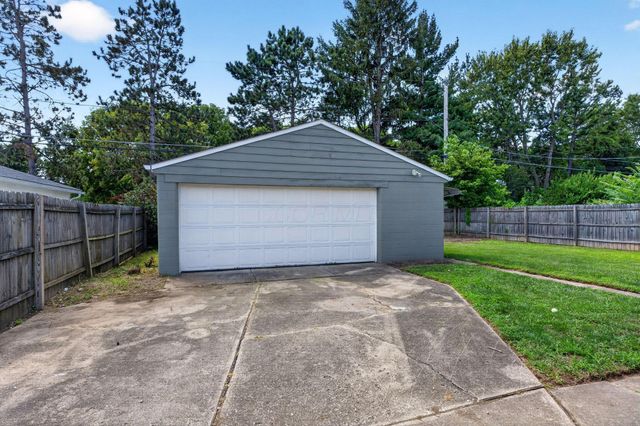 411 Westport Drive, Groveport, OH 43125