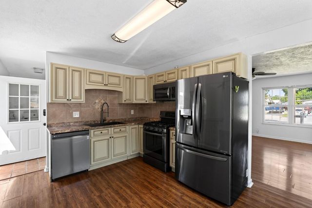 411 Westport Drive, Groveport, OH 43125