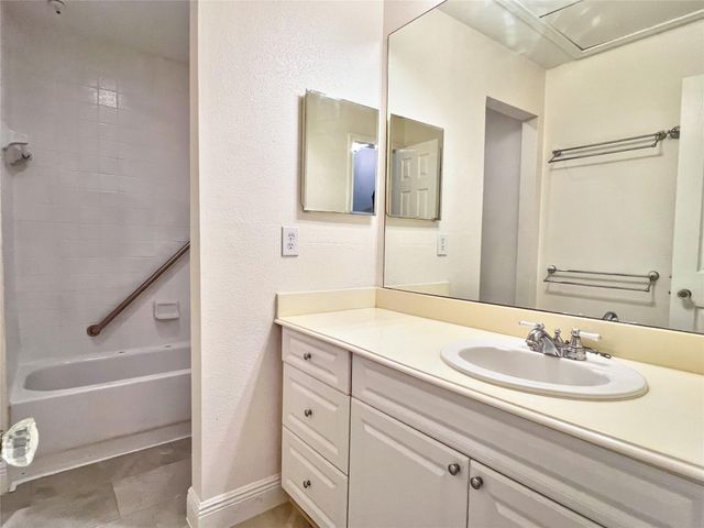 3130 SW Walnut Bend Lane SW 409, Houston, TX 77042