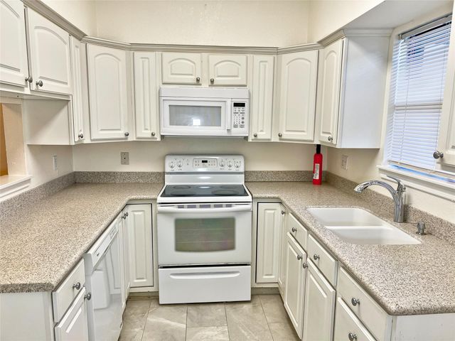 3130 SW Walnut Bend Lane SW 409, Houston, TX 77042