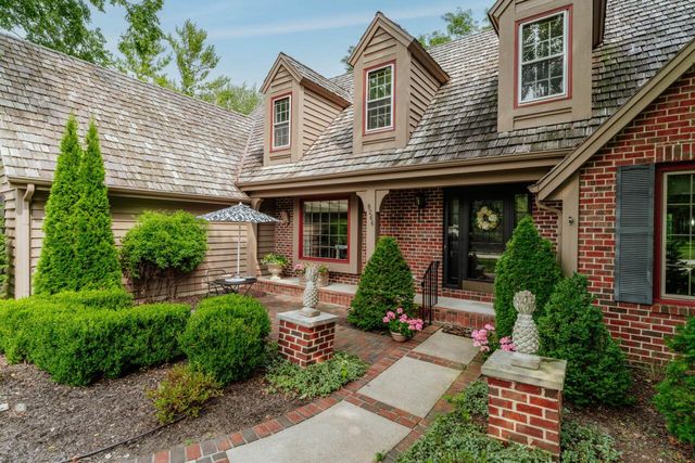 8266 S Country Club CIRCLE, Franklin, WI 53132