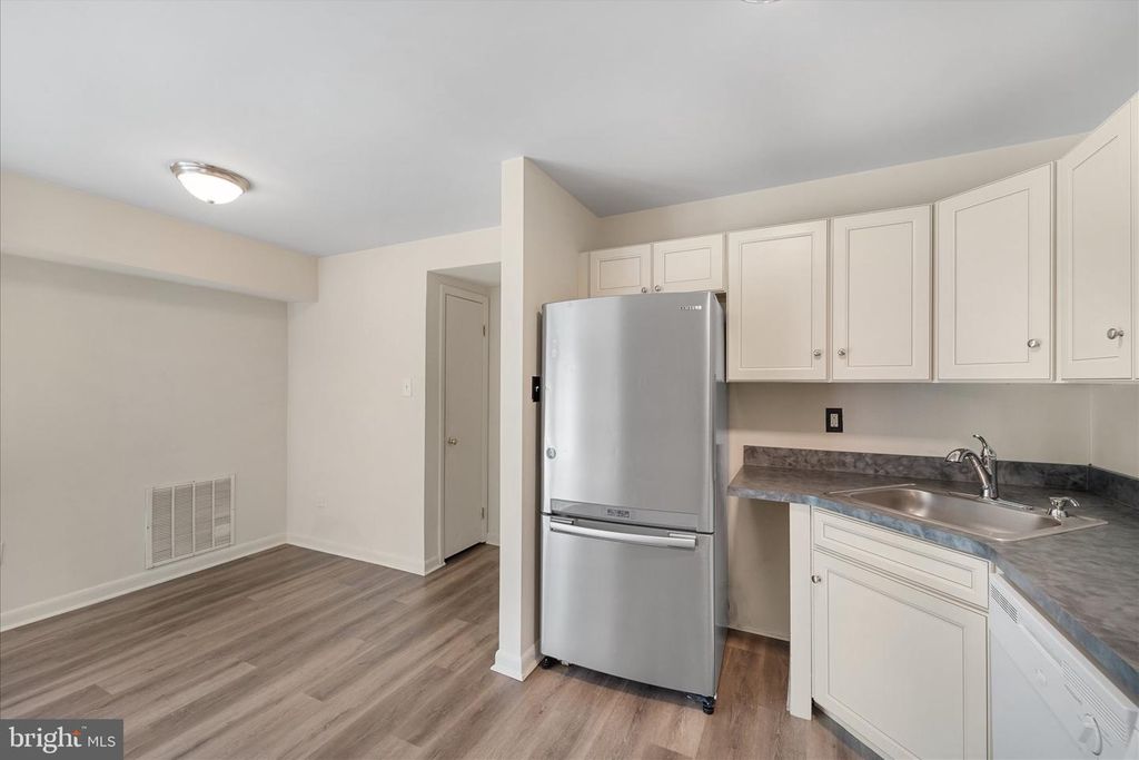 Image 10 of property listing at 3142 BRINKLEY RD #6T-3, Temple Hills, MD 20748