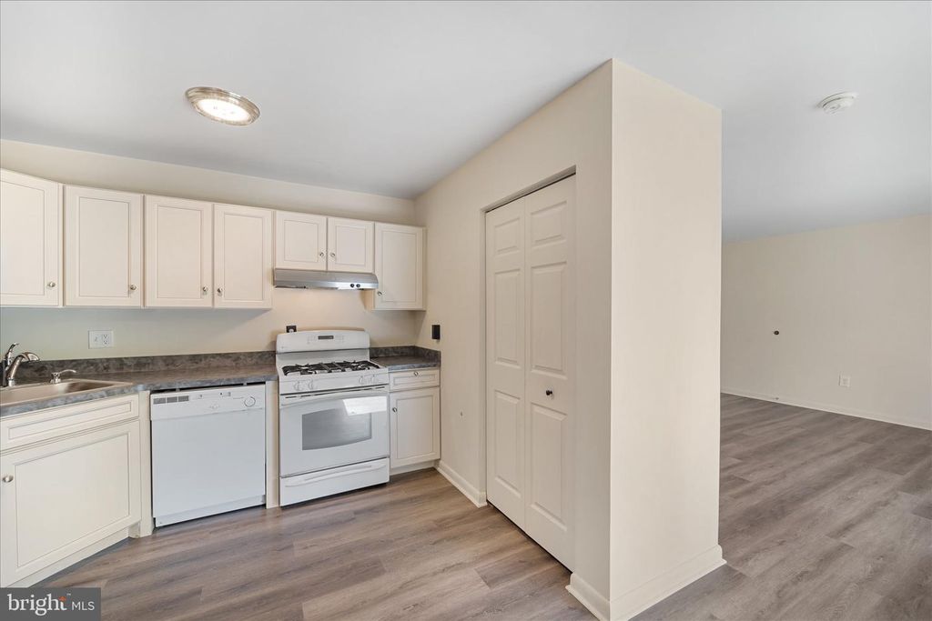 Image 9 of property listing at 3142 BRINKLEY RD #6T-3, Temple Hills, MD 20748