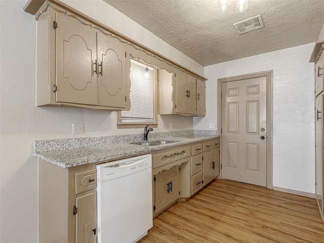 704 N Madison Avenue, Blanchard, OK 73010