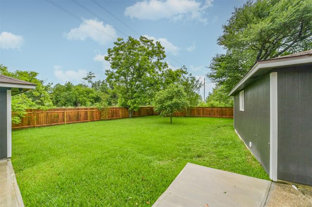 8402 Pine Shores Drive, Humble, TX 77346