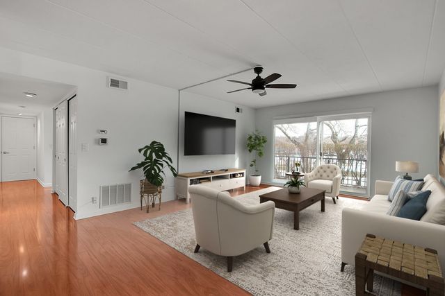 5S040 Pebblewood Lane E103, Naperville, IL 60563