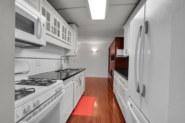 5S040 Pebblewood Lane E103, Naperville, IL 60563