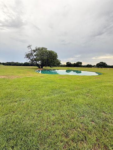 986 Private Road 1024, Hallettsville, TX 77964