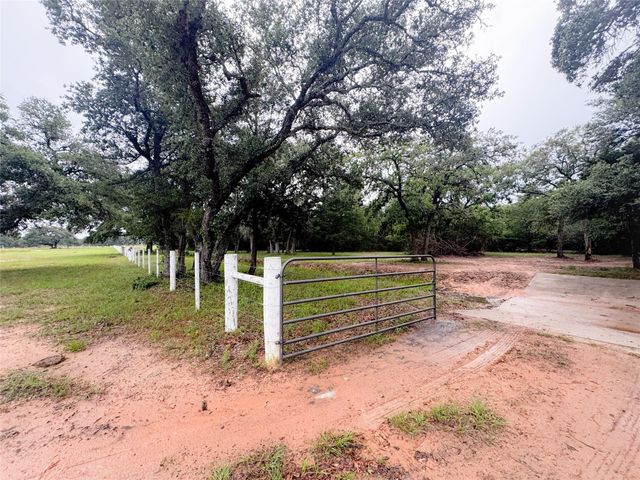 986 Private Road 1024, Hallettsville, TX 77964