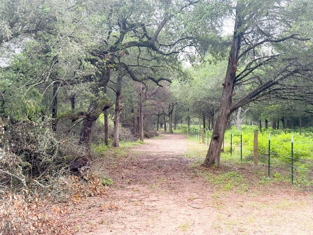 986 Private Road 1024, Hallettsville, TX 77964