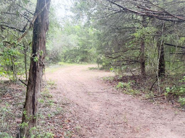 986 Private Road 1024, Hallettsville, TX 77964
