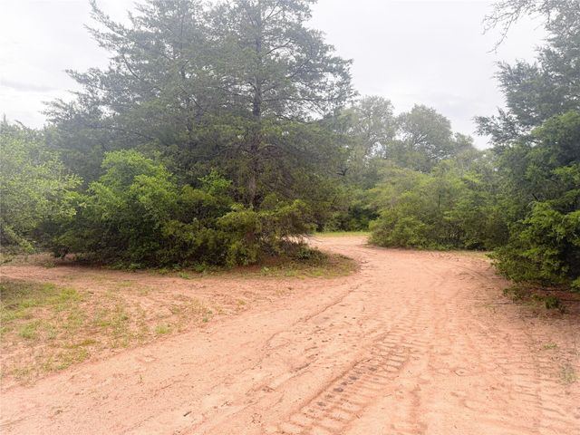 986 Private Road 1024, Hallettsville, TX 77964