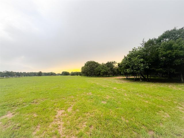 986 Private Road 1024, Hallettsville, TX 77964