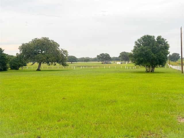 986 Private Road 1024, Hallettsville, TX 77964