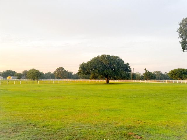 986 Private Road 1024, Hallettsville, TX 77964