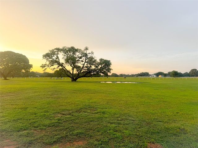986 Private Road 1024, Hallettsville, TX 77964