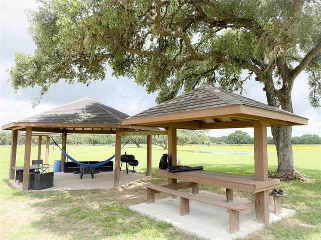 986 Private Road 1024, Hallettsville, TX 77964