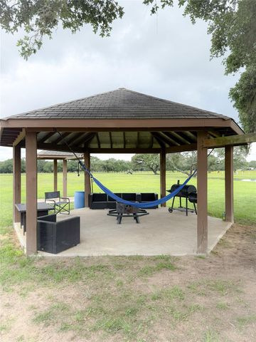 986 Private Road 1024, Hallettsville, TX 77964