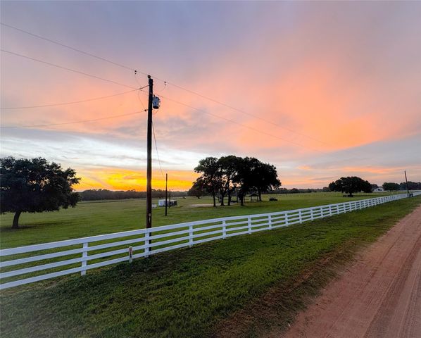 986 Private Road 1024, Hallettsville, TX 77964