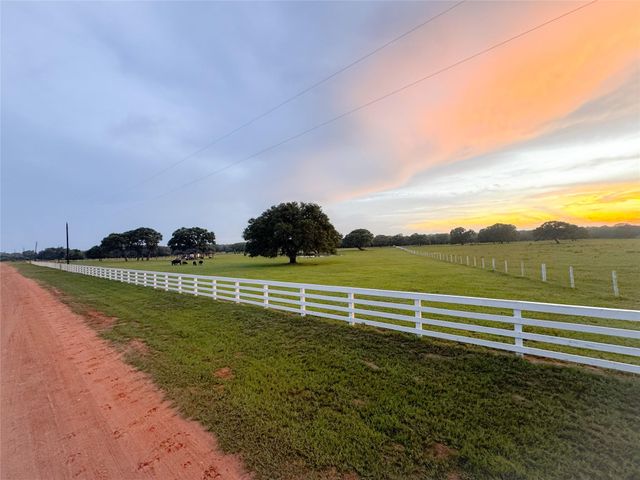 986 Private Road 1024, Hallettsville, TX 77964