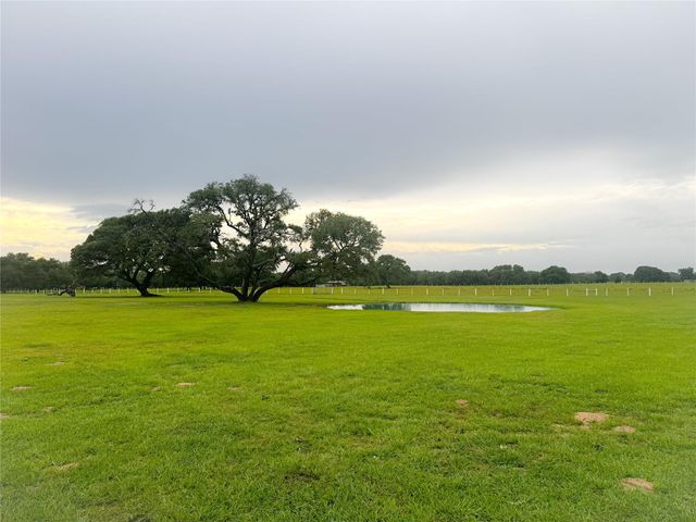 986 Private Road 1024, Hallettsville, TX 77964